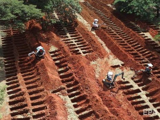 ﻿У Бразилії братські могили померлим від COVID-19 риють екскаваторами