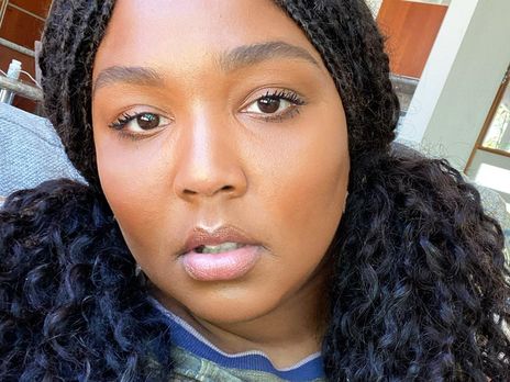 Пышнотелая певица Lizzo засветила голые ягодицы