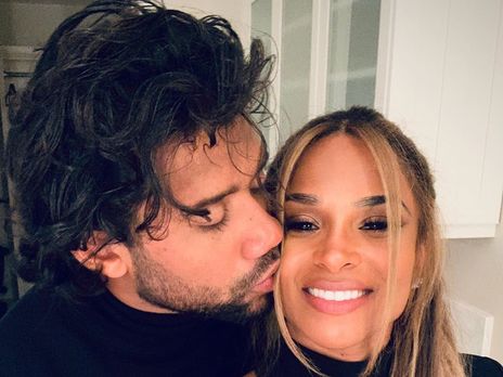 Сиара показала реакцию мужа на то, как она делает маникюр