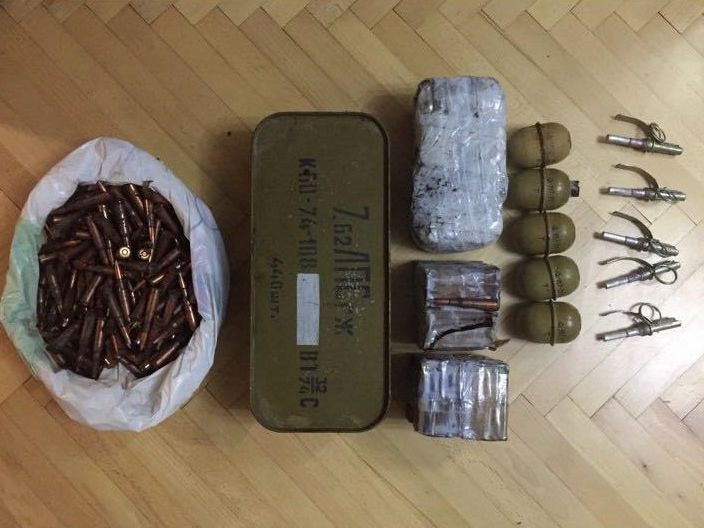 В Черновицкой области задержали мужчину, который пытался сбыть оружие и боеприпасы, используемые в зоне проведения ООС