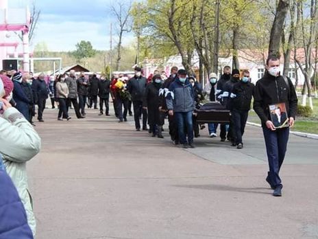 В Шостке десятки пенсионеров, несмотря на карантин, пришли на похороны директора местного завода