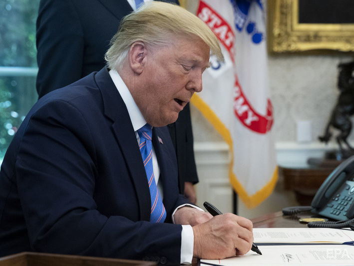 ﻿Трамп підписав указ, що забороняє імміграцію у США