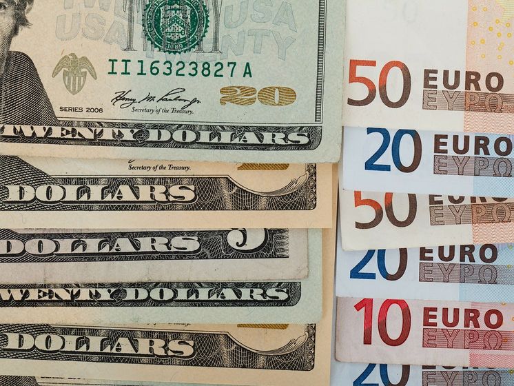 ﻿Гривня подорожчала щодо долара і подешевшала щодо євро