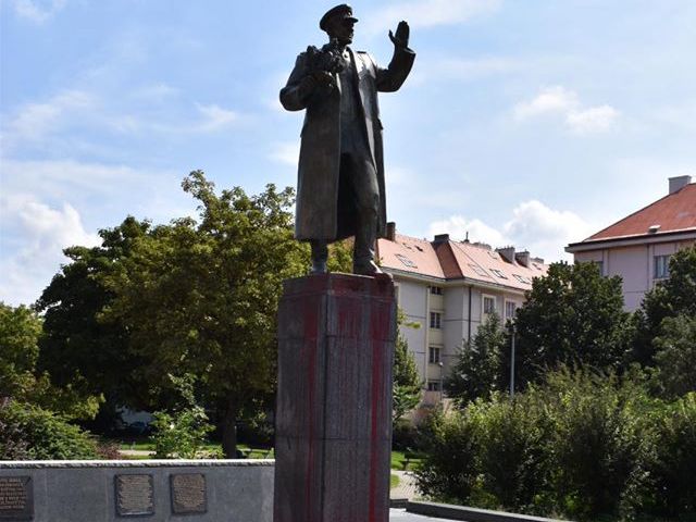 ﻿Після знесення пам'ятника Конєву очільнику району Праги надходять погрози, у місто, імовірно, прибув кілер