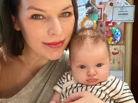 Йовович крупным планом показала младшую дочь