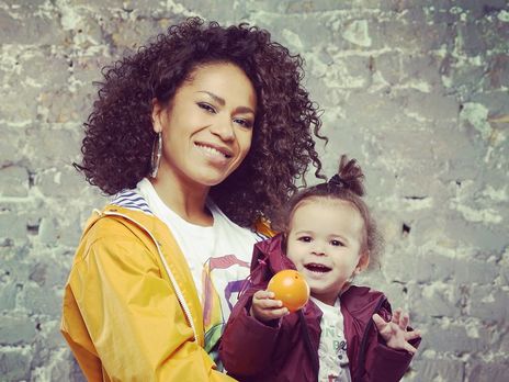 Гайтана занялась спортом с дочерью на спине