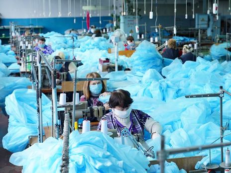 В Виннице обнаружили коронавирус у семи работников фабрики, которая шила защитные костюмы для медиков