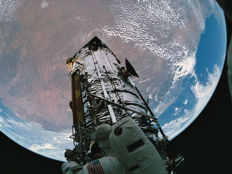 Телескопу Hubble 30 лет. В NASA показали известные фото и подвели итоги. Видео