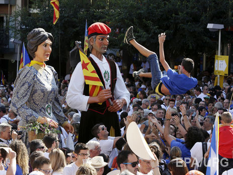 В Каталонии сотни тысяч человек вышли на улицы в поддержку независимости региона. Фоторепортаж