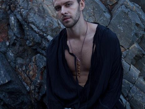 Барских разместил на обложке альбома снимок с осколком бутылки