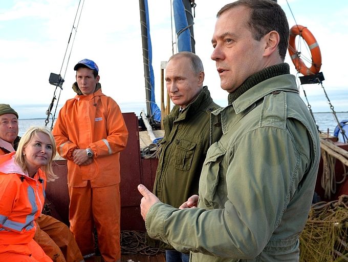 Российский блогер Варламов предположил, что Медведев носит американскую военную куртку со срезанными нашивками