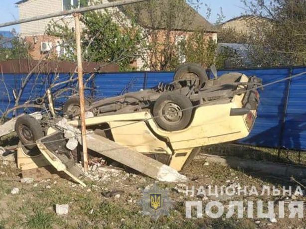 В Запорожской области машина врезалась в электроопору, погибли три человека