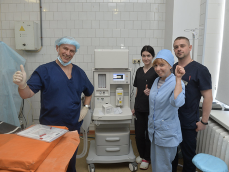 Ложкин передал Киевской больнице №15 наркозно-дыхательный аппарат для лечения больных коронавирусом 