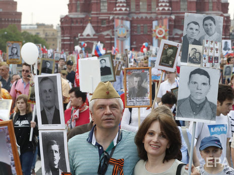 Акция "Бессмертный полк" в России представляет собой шествие с портретами участников Второй мировой войны