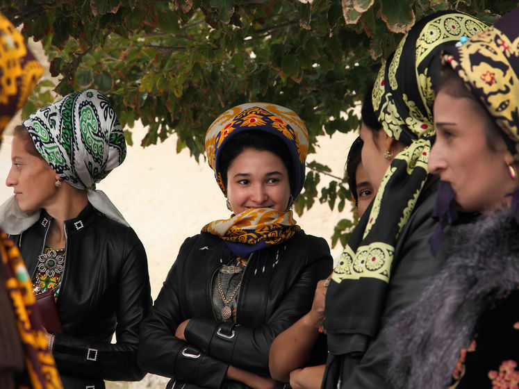 В Туркменистане чиновницам и преподавательницам запретили красить волосы, наращивать ресницы, делать татуаж и маникюр