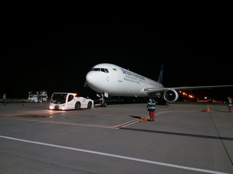 У "Бориспіль" прибув літак з евакуйованими зі США українцями