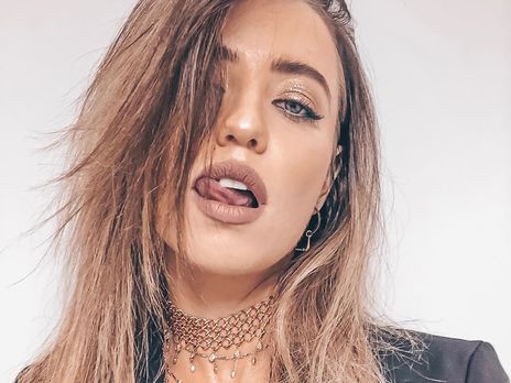 Дорофеева заплела косички