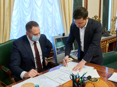 Зеленский подписал закон о рынке земли