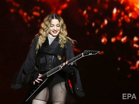 Мадонна показала, как моет полы, стоя на коленях