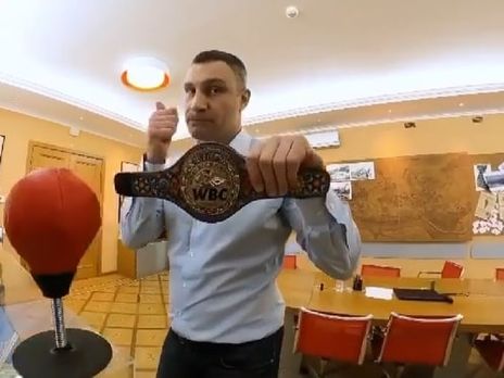 Прыжки через удлинитель, отжимания на кулаках и боксерская груша. Кличко показал, как разминается на работе