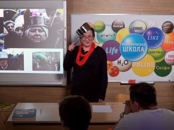 ﻿Учителька української онлайн-школи наділа каструлю на голову, розповідаючи про Майдан