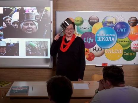 Учительница украинской онлайн-школы надела кастрюлю на голову, рассказывая о Майдане