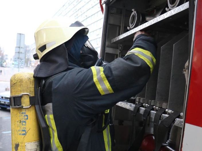 В Киеве спасатели час не могли тушить пожар, потому что ждали письменное разрешение