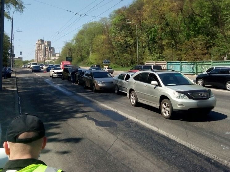 В Киеве в ДТП попали сразу семь машин