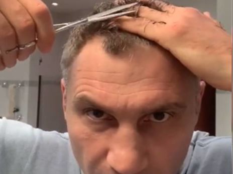 ﻿Кличко на камеру підстригся, помив голову і сам собі зробив зачіску