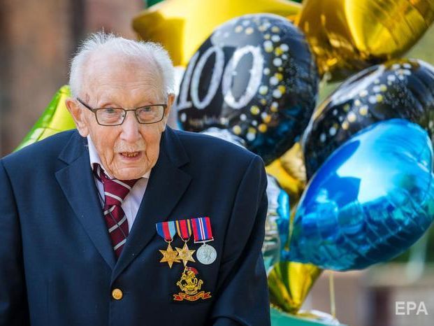 Королева Великобритании поздравила ветерана-волонтера Мура со 100-летним юбилеем