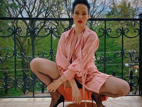 ﻿Астаф'єва позувала з більярдним києм між ногами