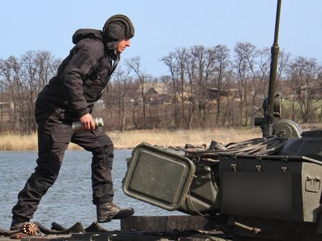 ﻿Українські військові опублікували відео ліквідації транспортного засобу, який постачав боєприпаси бойовикам