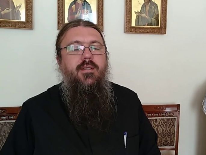 В Черновцах священник УПЦ МП демонстративно кашлял на журналистов из-за вопроса о пневмонии священнослужителей