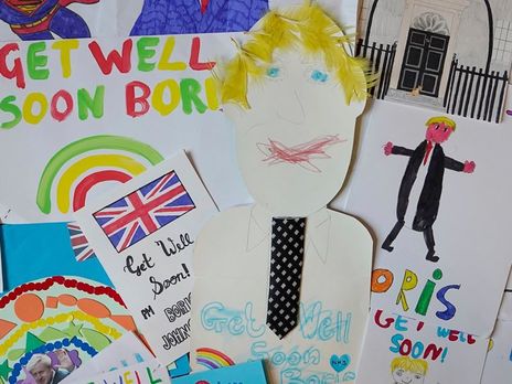 Вместо волос – желтые перья. Премьер-министр Великобритании Джонсон показал, каким его видят британцы