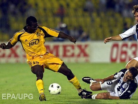 Во Франции футболист умер на поле во время матча на Кубок страны