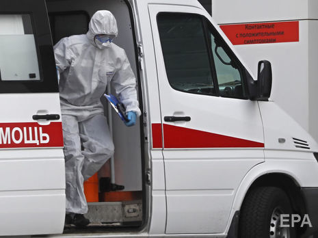 В одном из крупнейших стационаров России коронавирусом заразилось более 100 медиков. Врачи работают в обычных масках и строительных очках