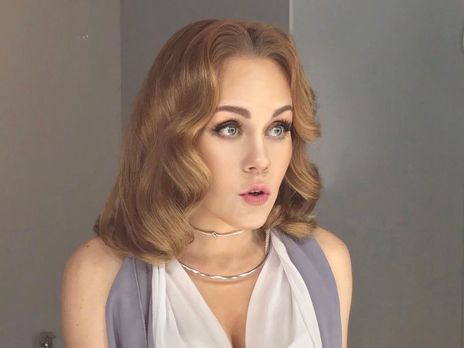 Беременная третьим ребенком Alyosha показала живот на позднем сроке