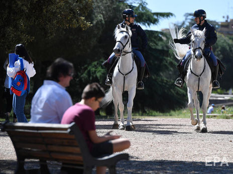 В Италии смягчили карантин. Несколько миллионов человек вернулись на работу, на вокзалах – очереди. Фоторепортаж