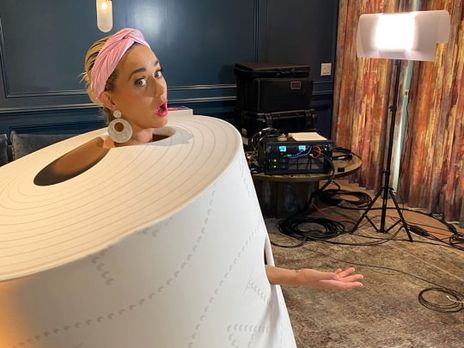 Пасхальный кролик, санитайзер, рулон туалетной бамаги. Беременная Перри примерила новый образ