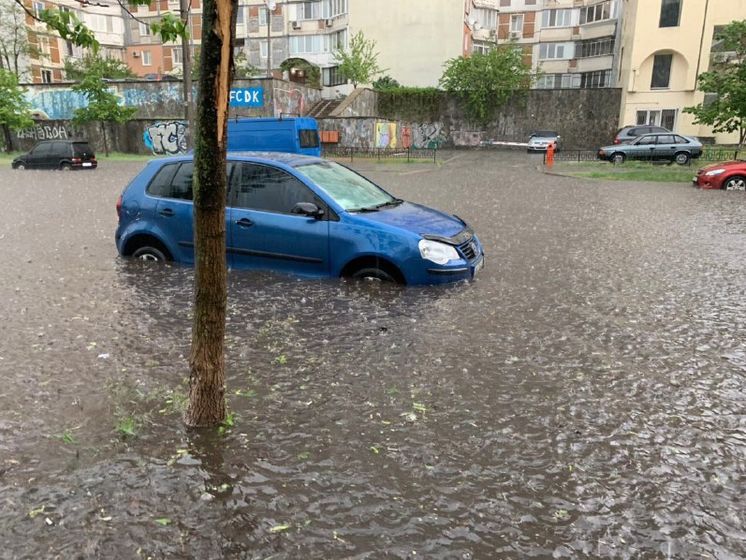 ﻿Над Києвом пронеслася злива, затопило деякі вулиці. Відео