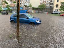 Над Киевом пронесся ливень, некоторые улицы затопило. Видео