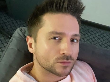 Резиновые сапоги, лопата и рассада. Лазарев посадил 20 кустов клубники