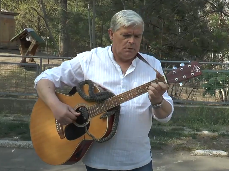 Со змеей на грифе: директор Одесского зоопарка спел песню на украинском языке. Видео