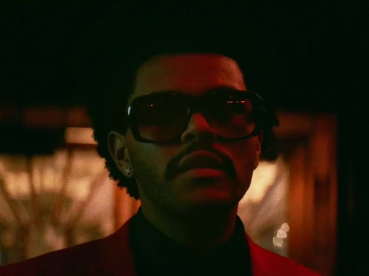Избили ногами: The Weeknd выпустил ролик со сценой насилия на ремикс Blinding Lights. Видео