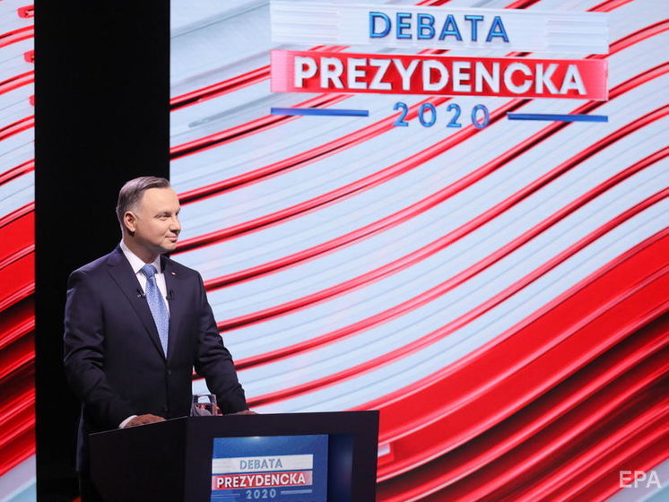 ﻿У Польщі через коронавірус перенесли вибори президента. Голосування планують провести поштою 