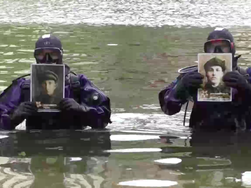 Водолазы в РФ ко Дню Победы перешли реку Оку с портретами героев войны. Видео