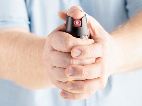 ﻿У Запоріжжі відеооператор розпорошив газ в очі чоловікові, який напав на знімальну групу. Відео