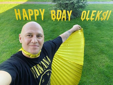 На баскетбольном поле: Потап в день рождения показал слэм-данк