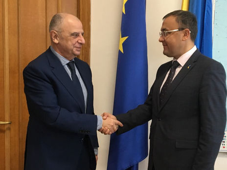 8 травня уряд Грузії викликав посла Грузії в Україні Шарашенідзе (зліва) для консультацій у Тбілісі
