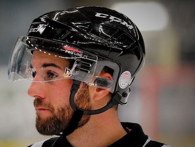 В Чехии хоккейный арбитр умер после попадания шайбы в голову